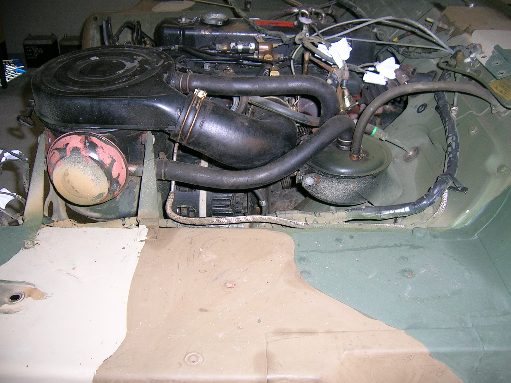 So sah der Motorraum des M151 A2 vorher aus