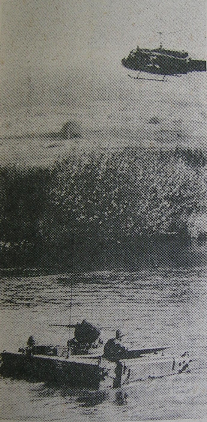 M113 im Wasser und Bell UH 1D