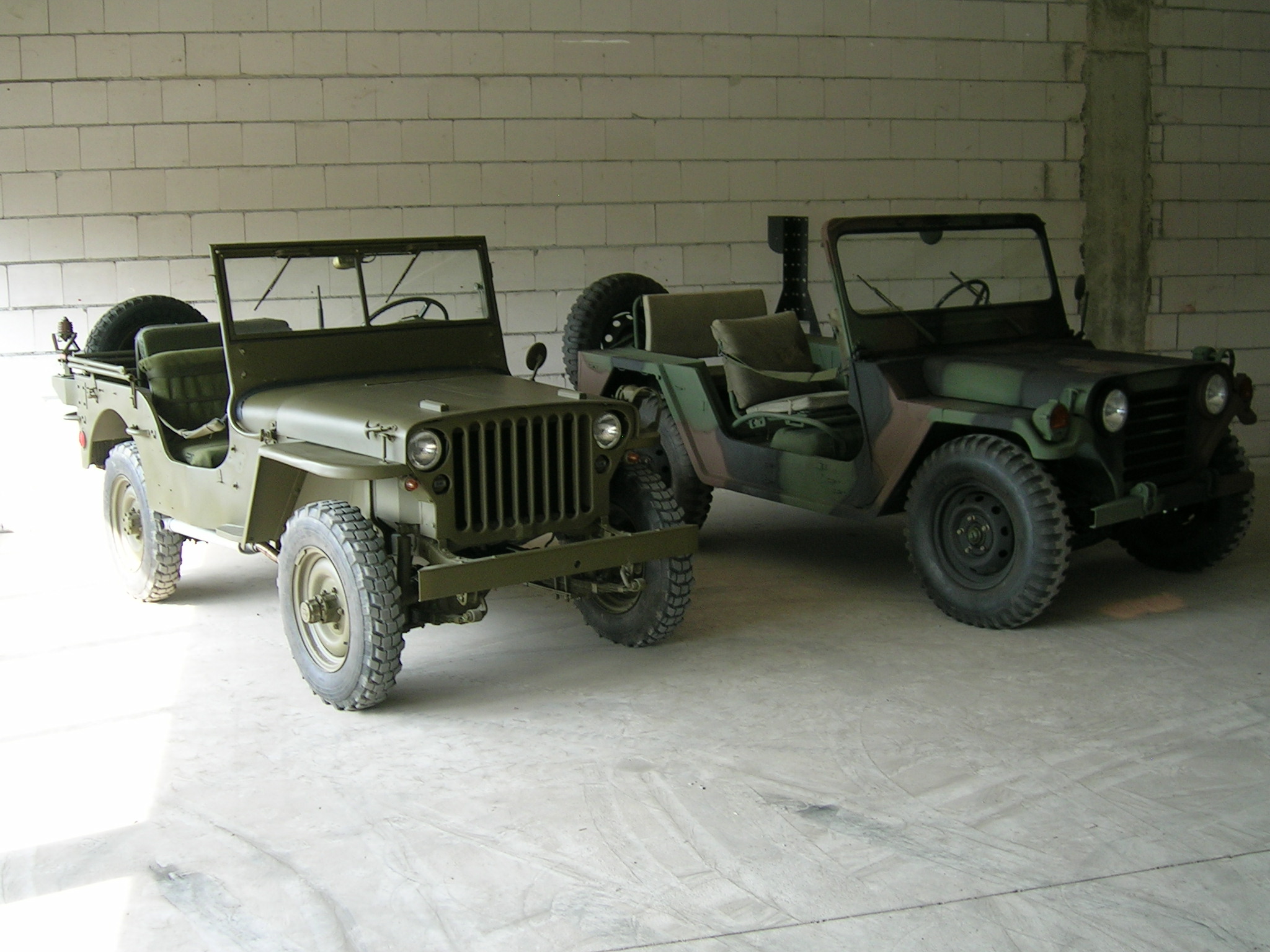 Ein M201 und ein M151 nebeneinander