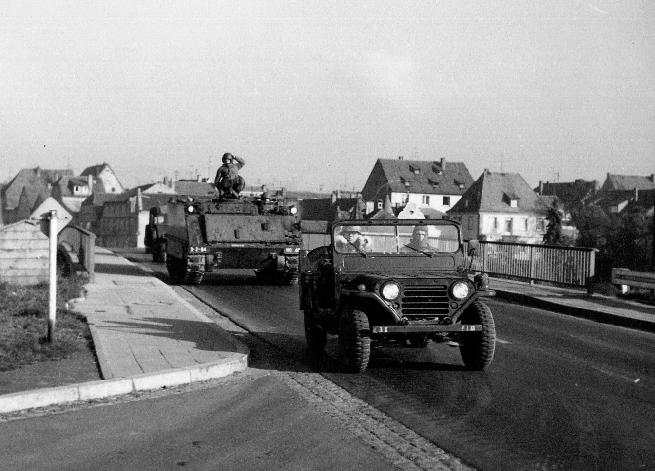 reforger_2_manoever_flutbruecke_hassfurt_m113_m151_a1_panzer.jpg