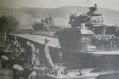 M60-Panzer fahren über den Main