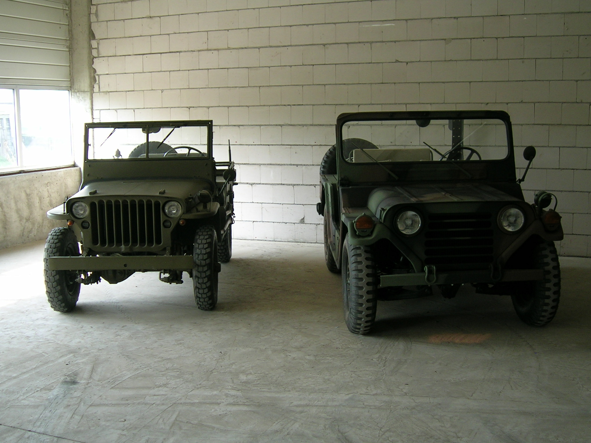 Ein M201 und ein M151 nebeneinander