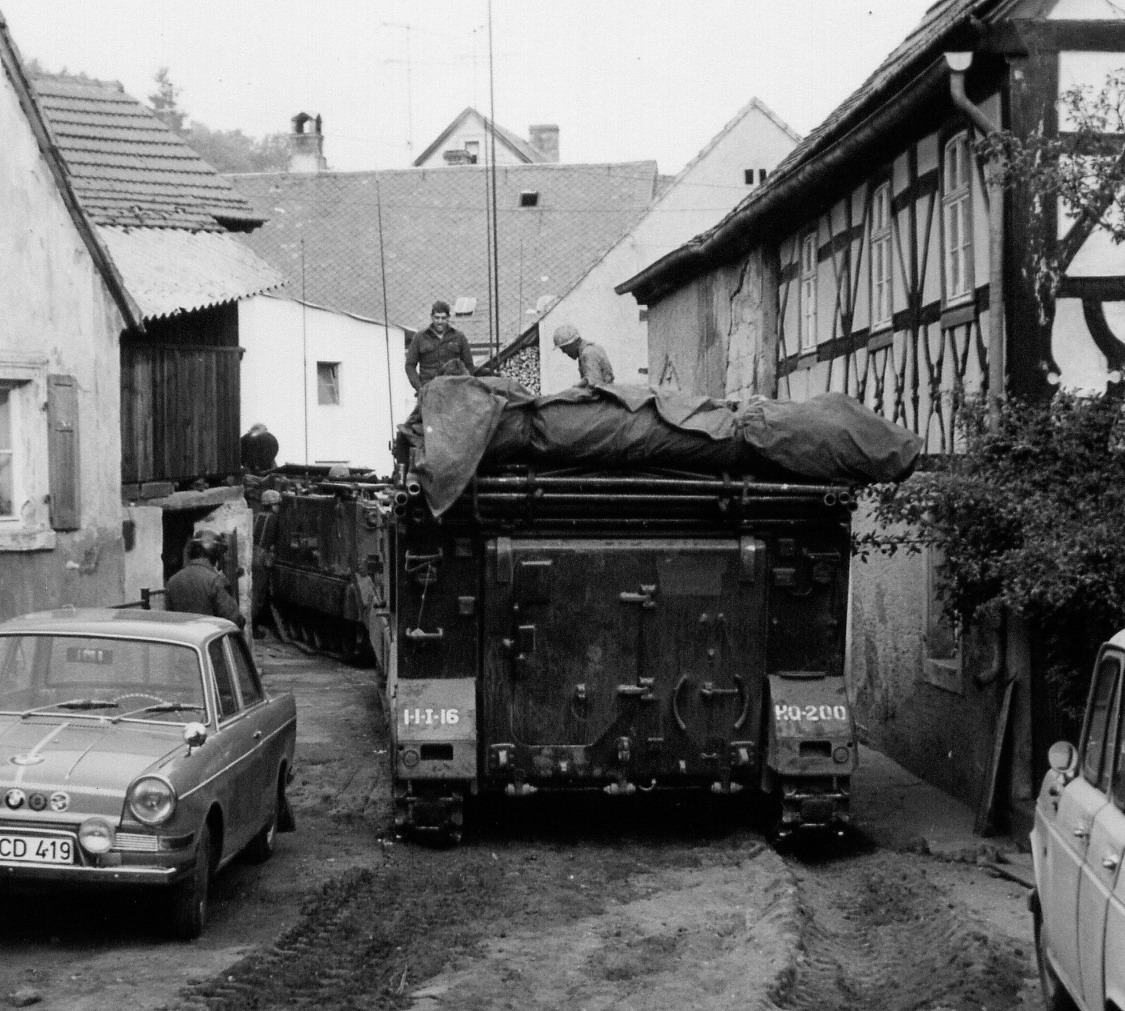 M113 in einer Gasse in Dippach