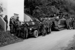 Lagebesprechung am Jeep M151 A1