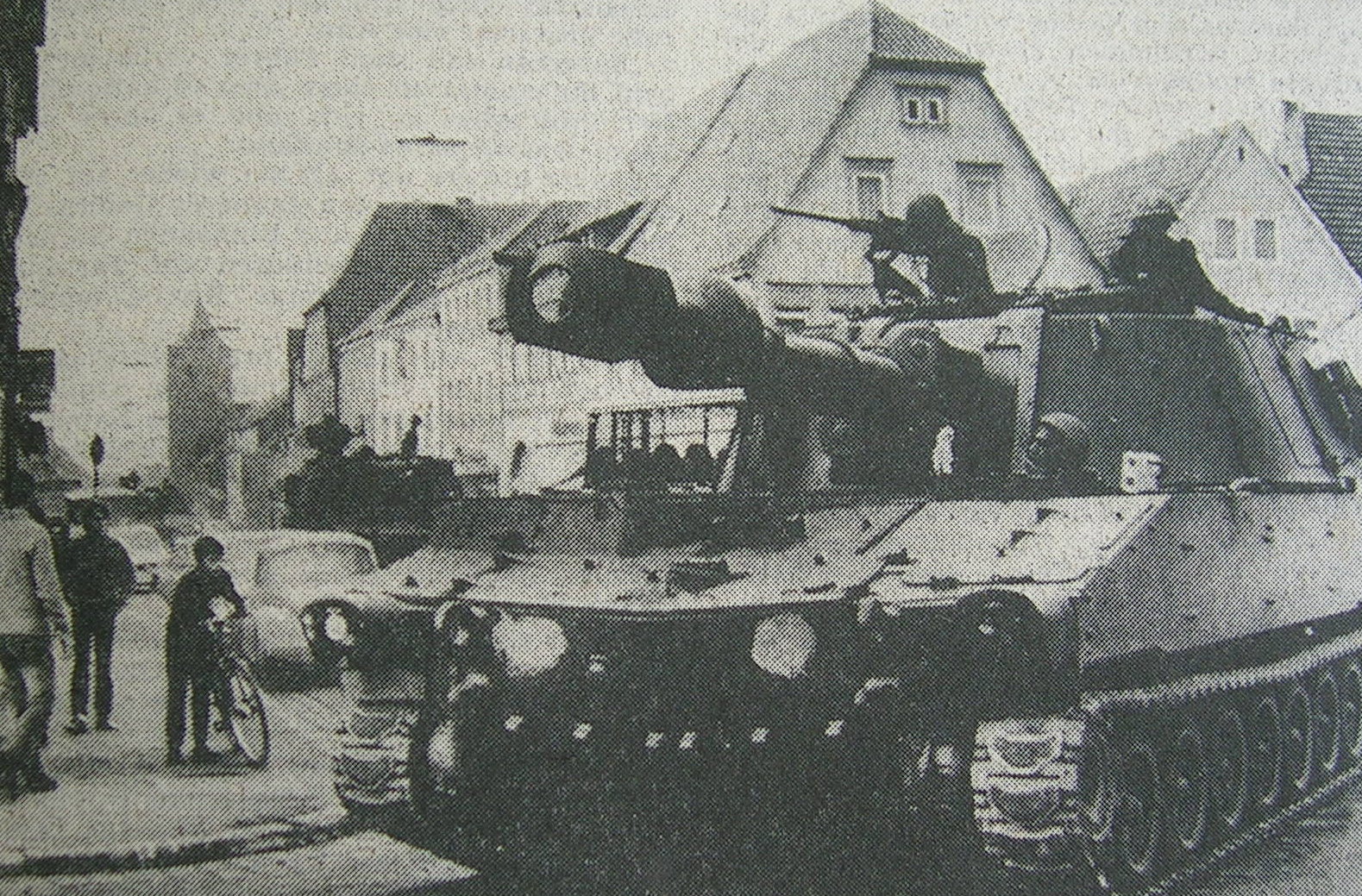 Haubitzenpanzer M109 auf der Kreuzung in Haßfurt