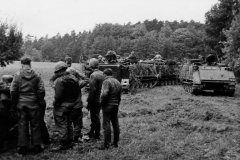 Einsatzbesprechung M113, Soldaten am M151 Jeep