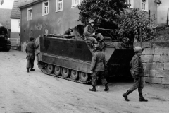 Reforger 1970 - US Soldaten und M113 in einer Ortschaft